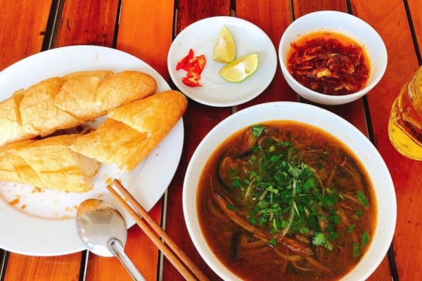 súp lươn bánh mì thơm